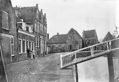 127614 Gezicht op de Donkere Gaard te Oudewater, met geheel links het kaaspakhuis Donkere Gaard 25-26, rechts ervan het ...